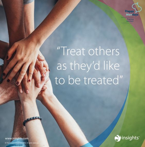 Quote "treat others as they'd like to be treated" avec une photo des mains