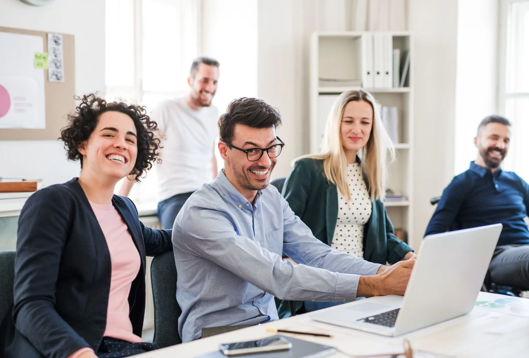 Blije collega's die samenwerken
