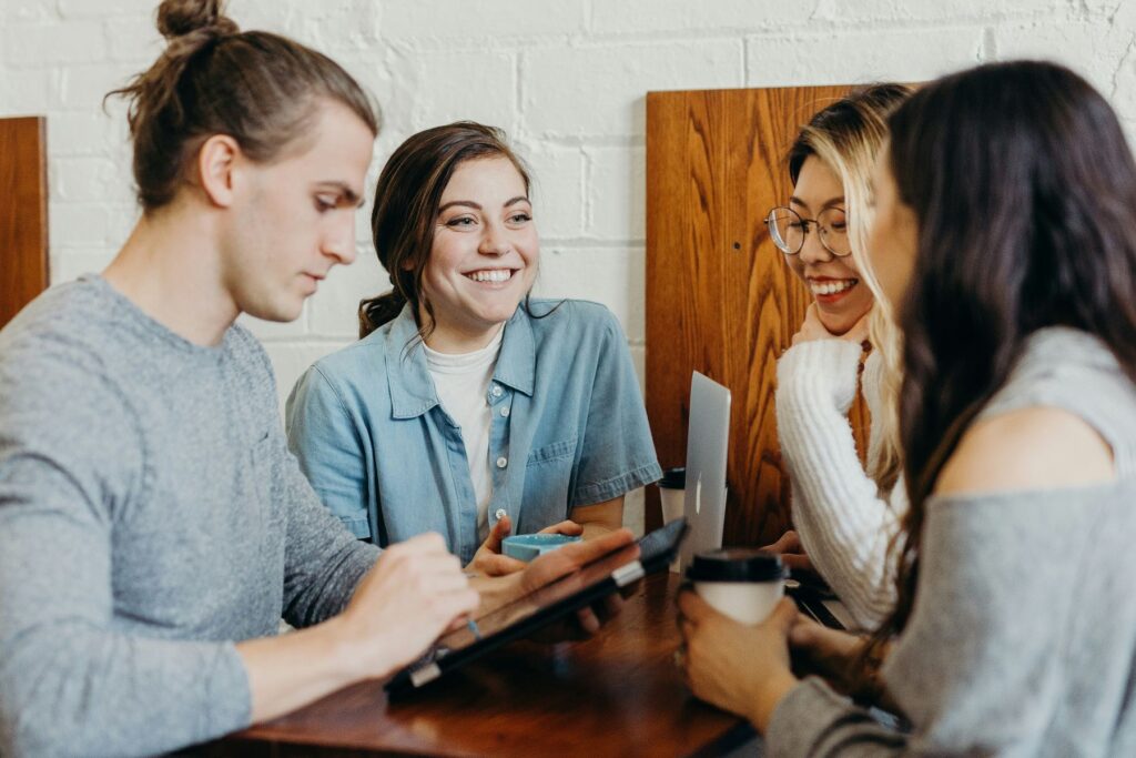 collega's die koffie drinken en werken