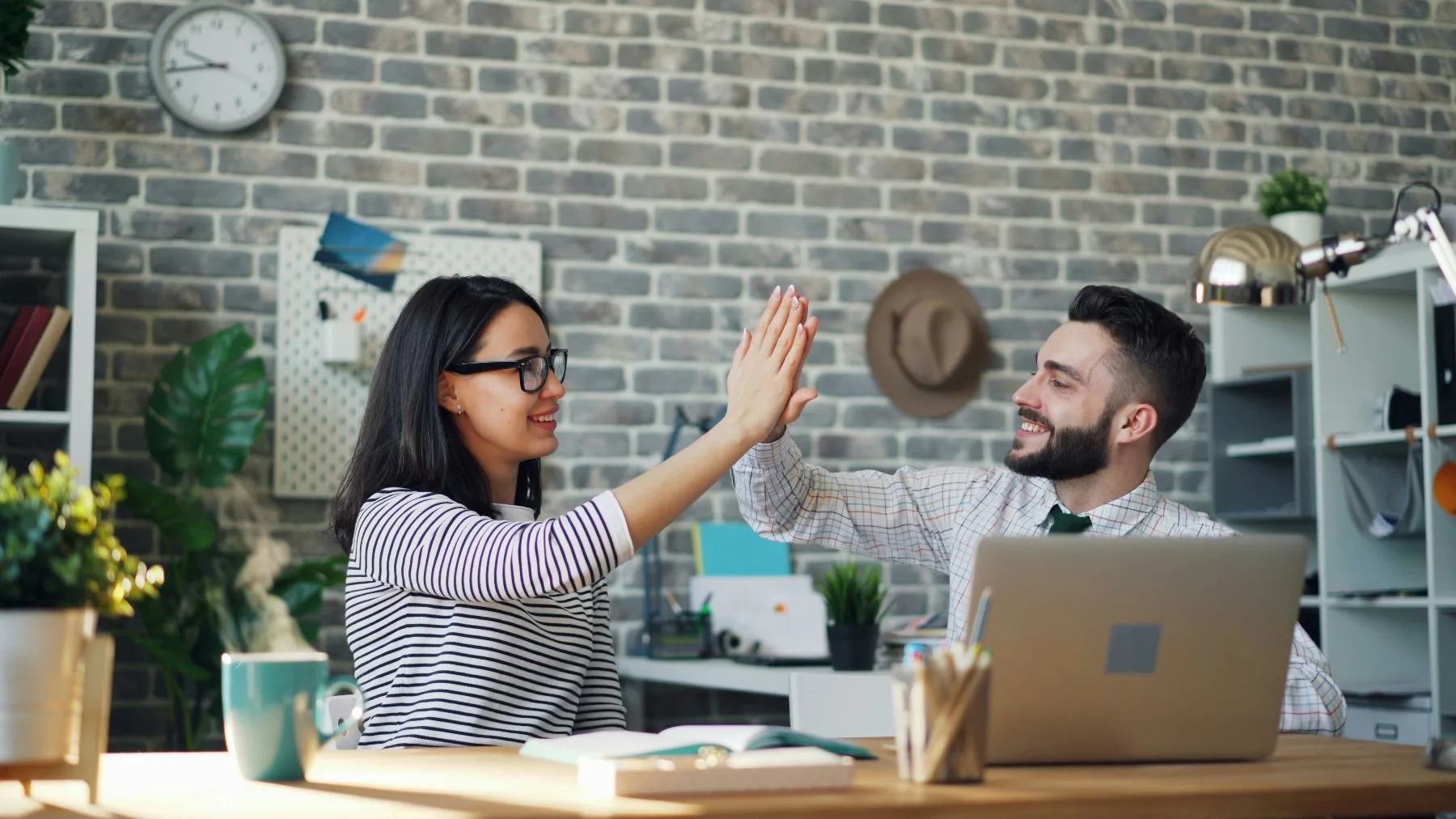 collega's geven high five