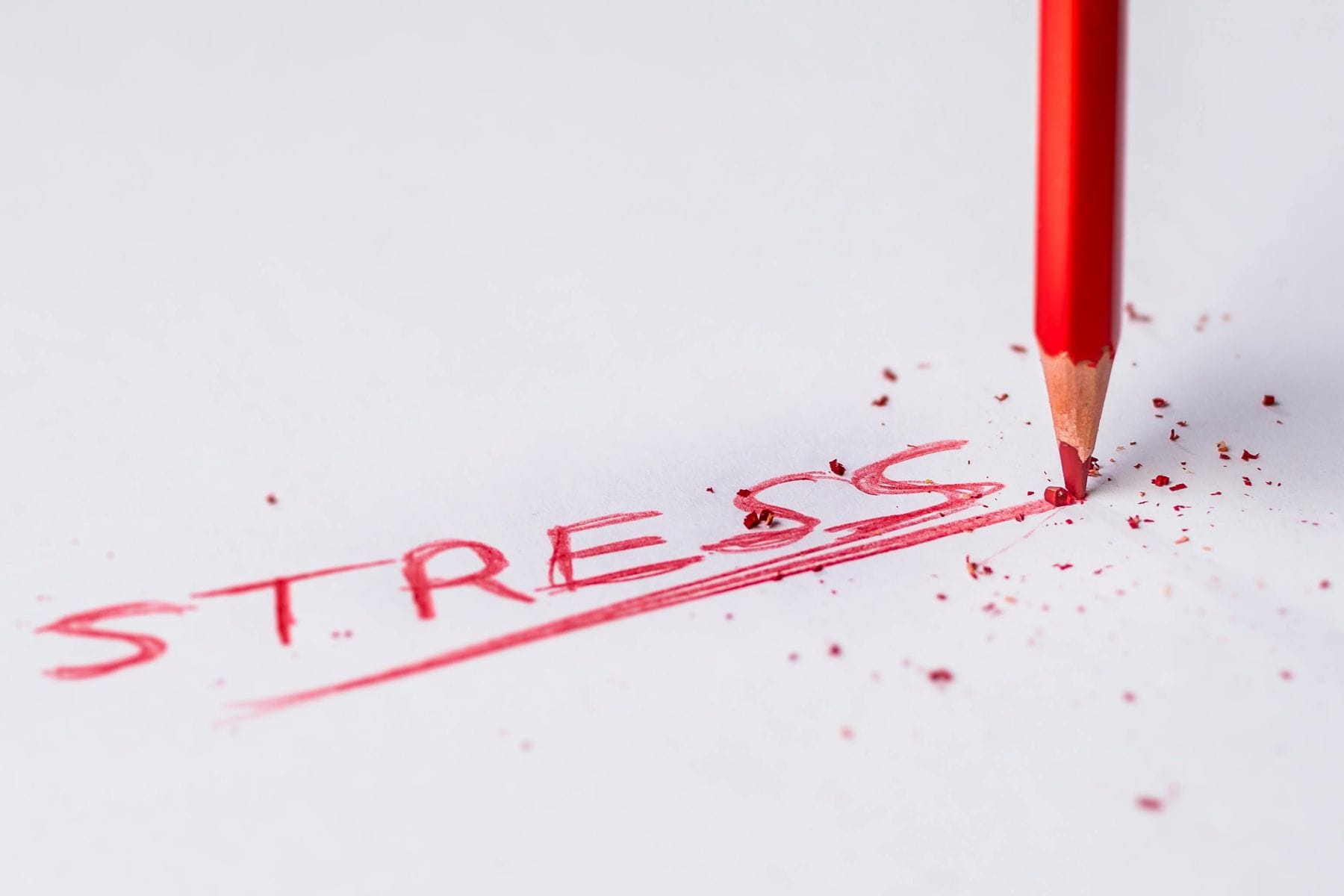 Rood potlood met het woord "stress"