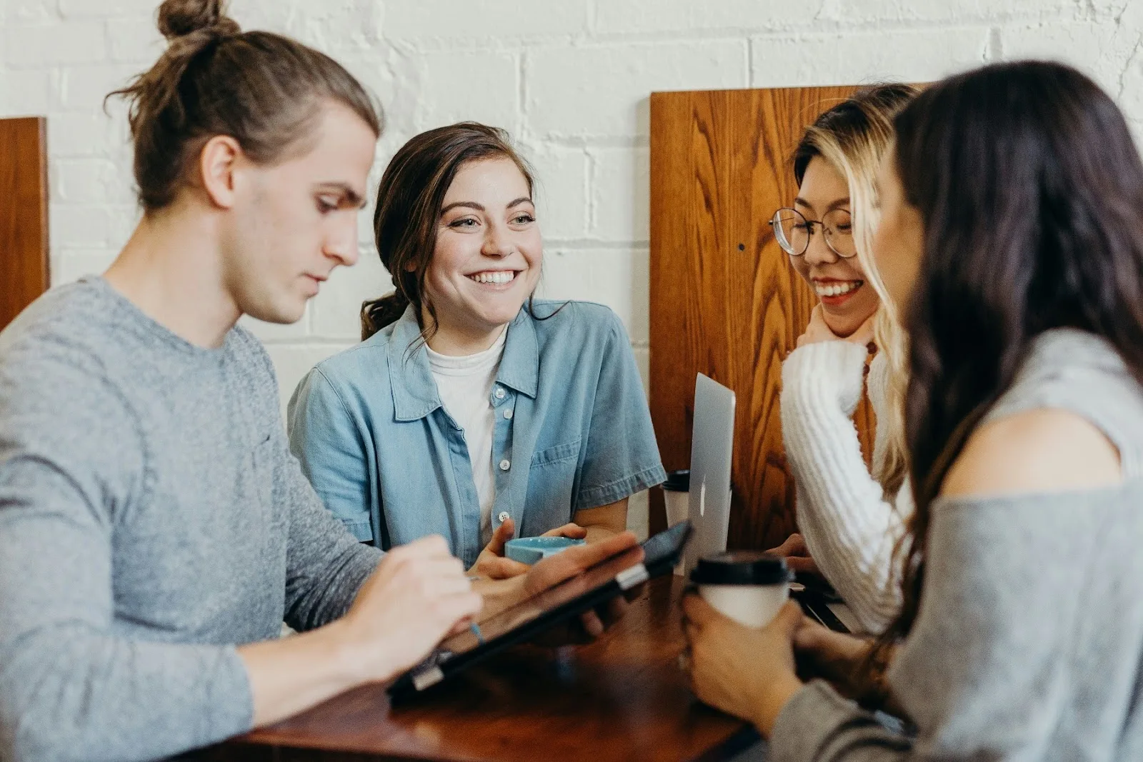 4 jonge mensen die praten