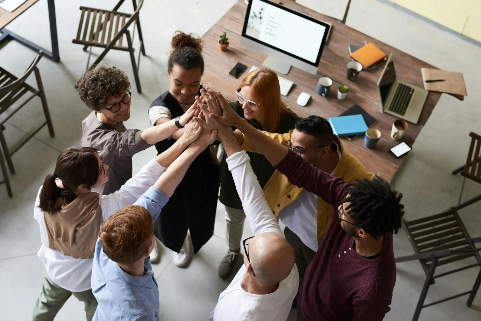 groep jonge mensen die elkaar high five geeft